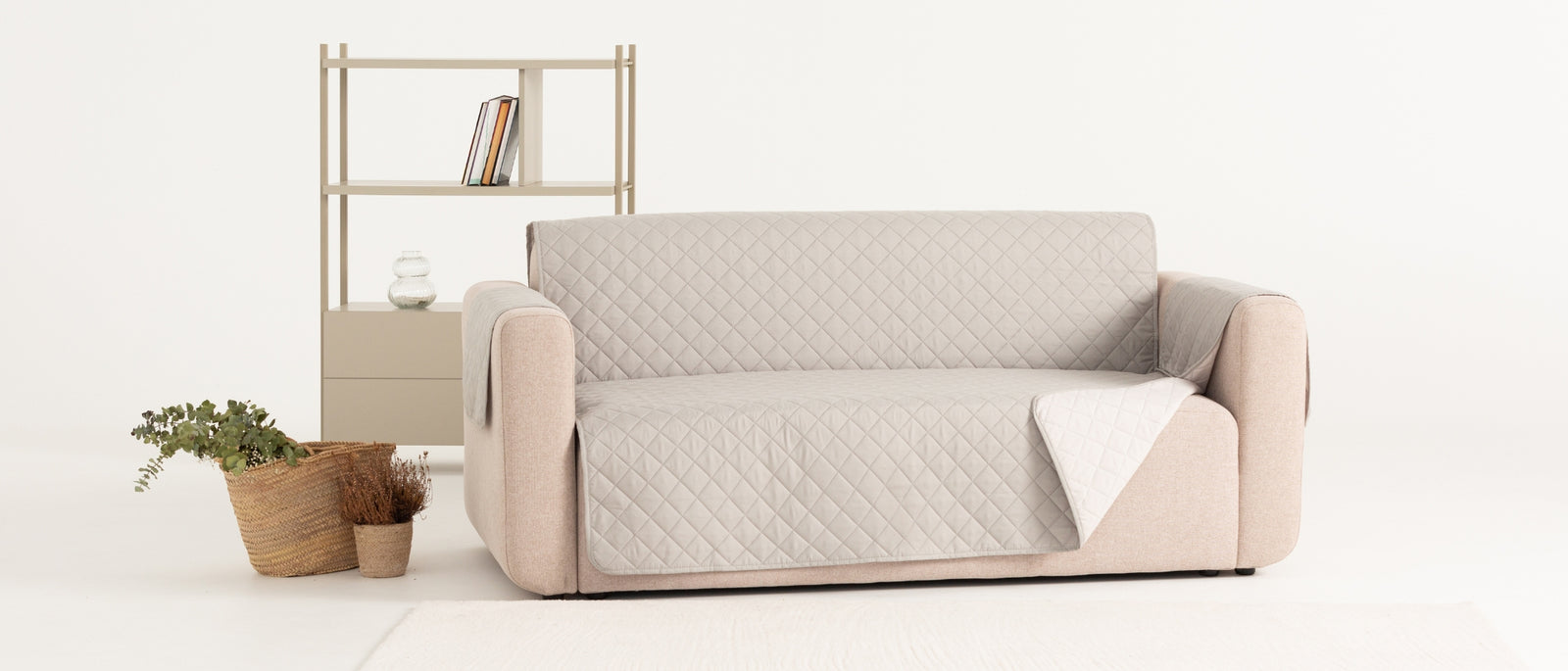 Sofá con cubre sofá acolchado reversible en tonos gris y beige